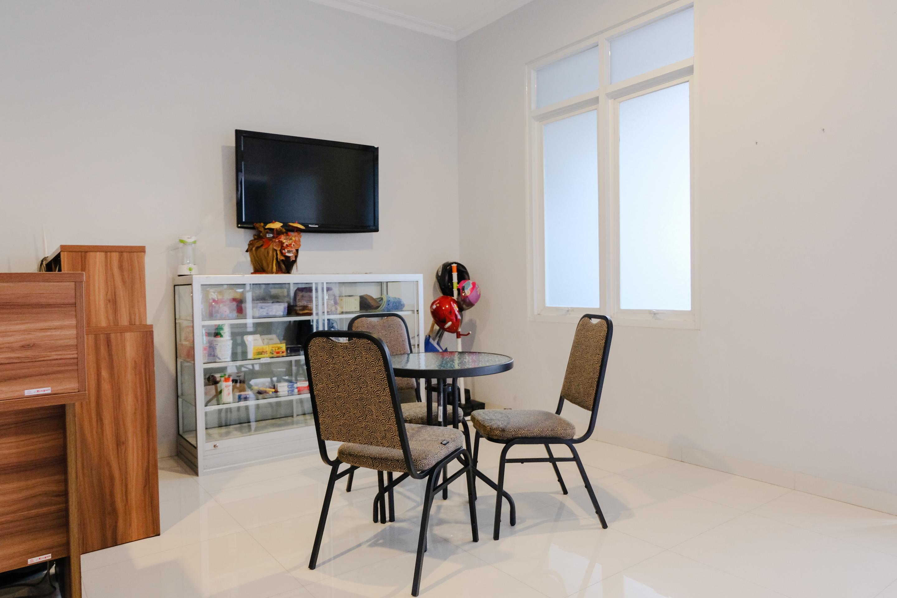 OYO 995 Alice's Homestay Syariah Jember Luaran gambar